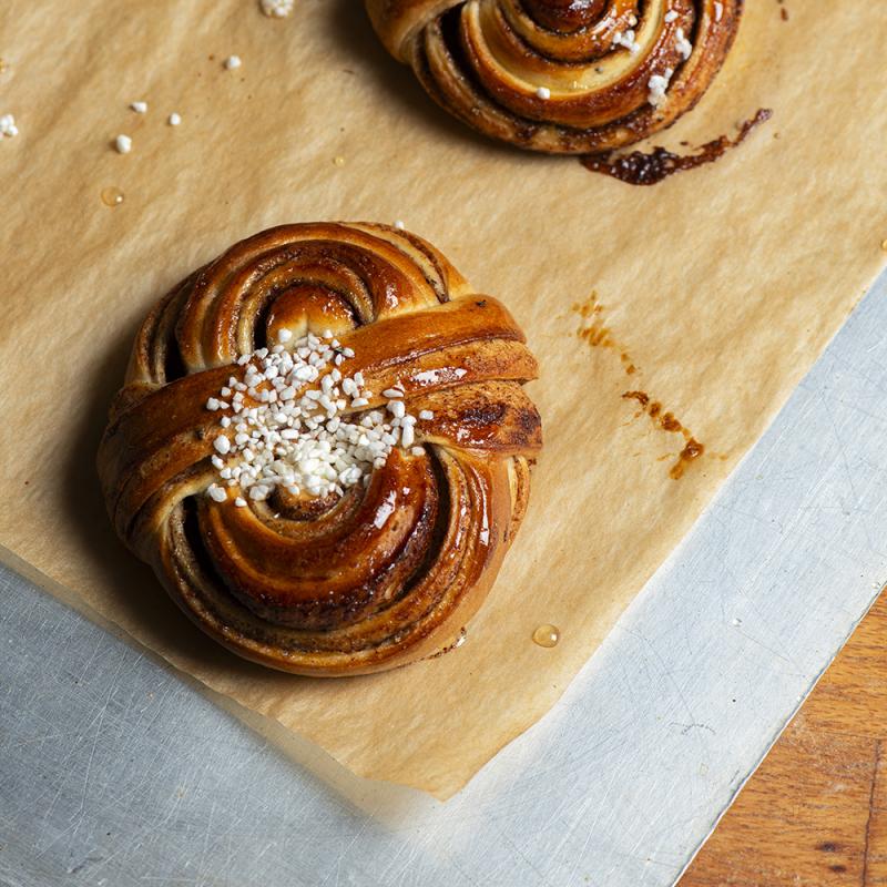 Bakplåtspapper med bullar på